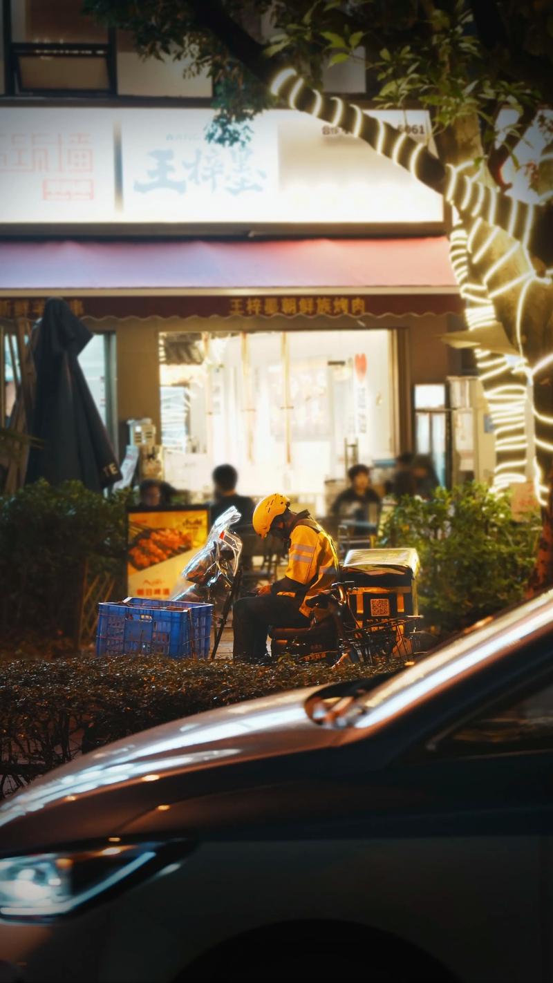 外卖骑手和独立摄影师同时工作的场景对比