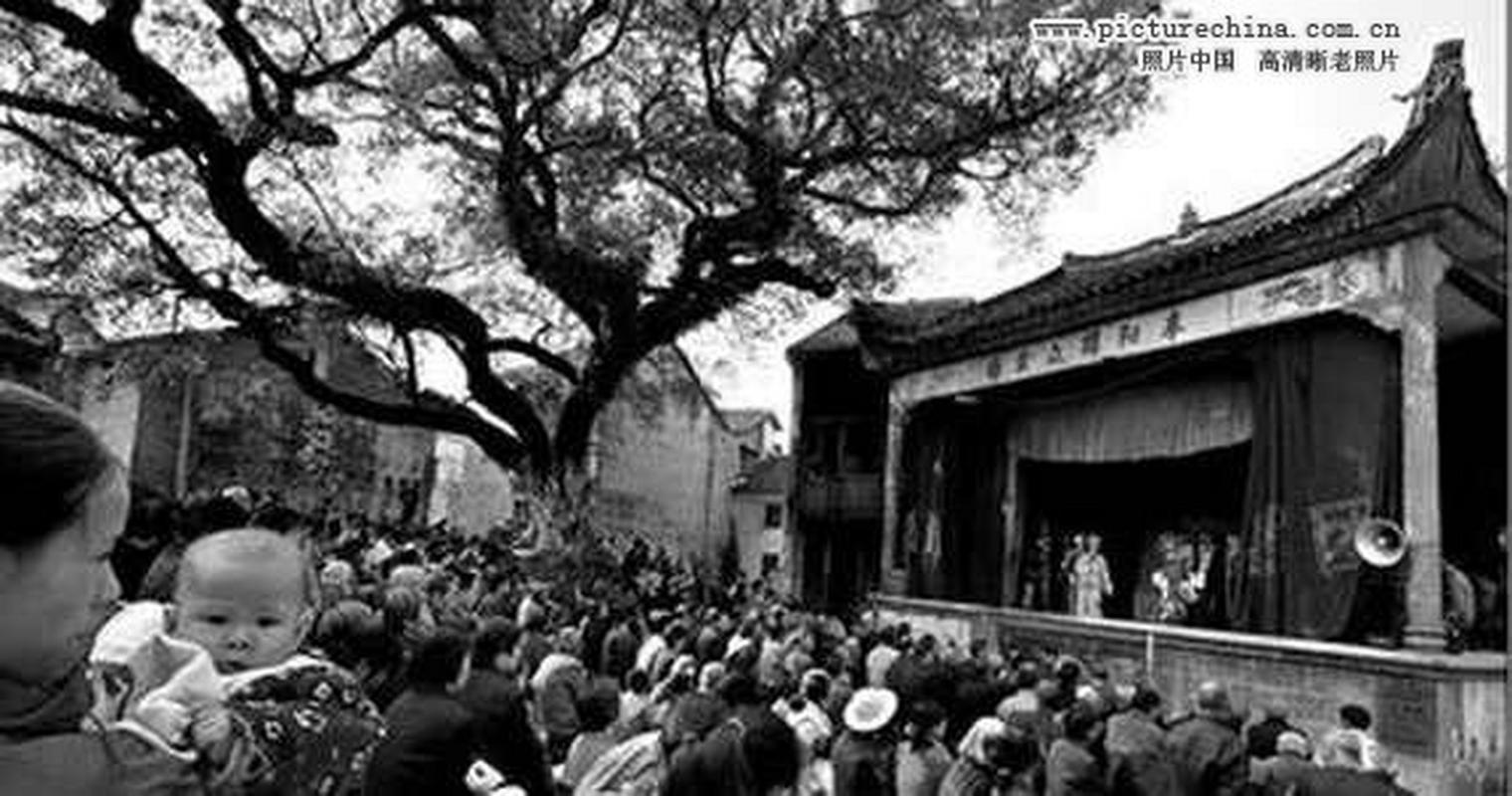 1987年安庆郊区公社晒谷场搭台演黄梅戏老照片