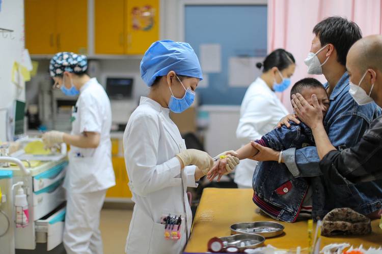 深夜儿科急诊留观室攥着半块溶豆的小男孩
