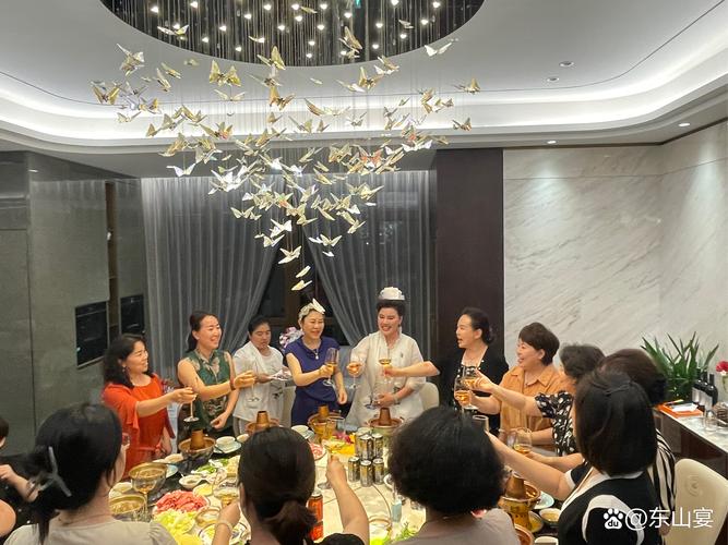 朋友聚会 简单温馨庆祝场景