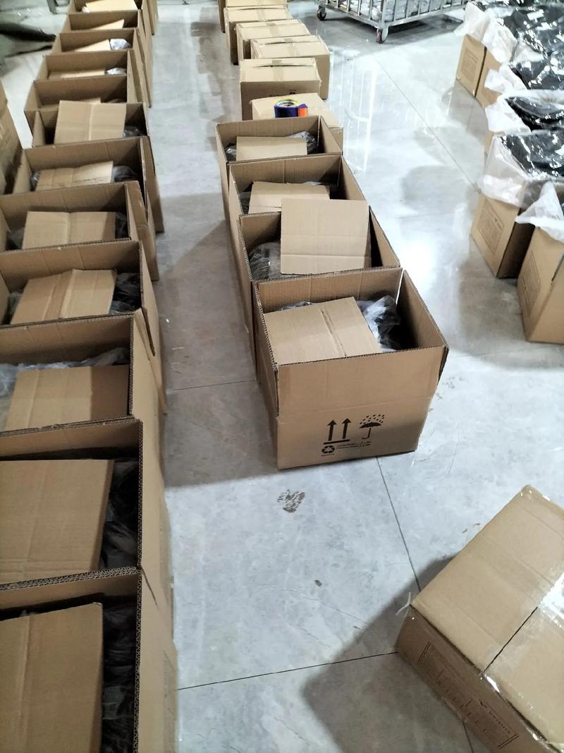 乡镇小厂封箱机生产现场 杂乱堆放的半成品