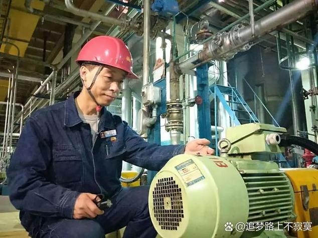 技工用手背触碰运转中电机外壳测温度
