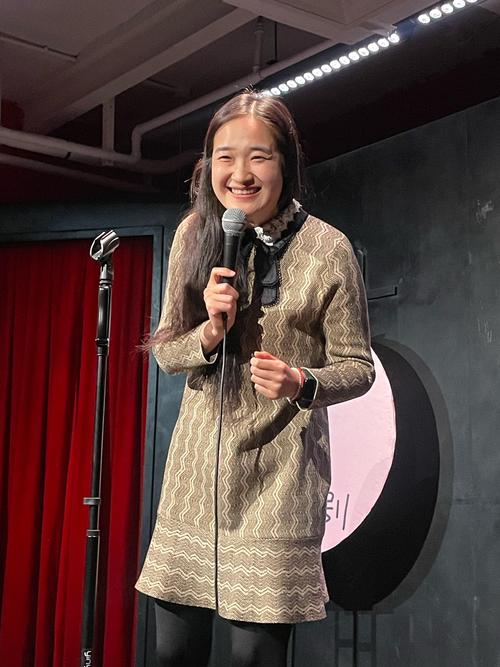 脱口秀演员在开放麦舞台抓头发忘词瞬间
