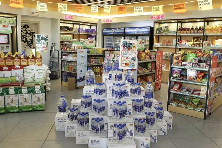便利店收银台旁摆放的品牌联名周边堆头