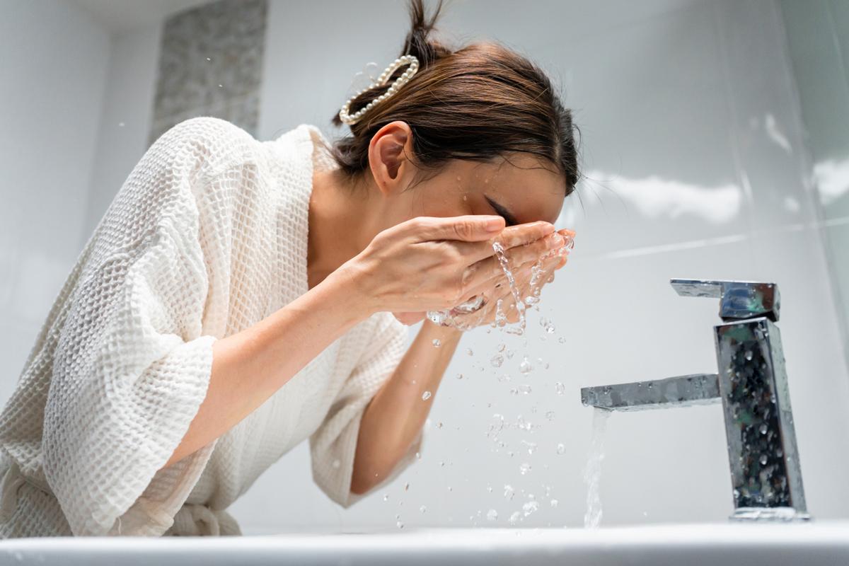 刚洗完脸挂着水珠的女生卫生间实拍
