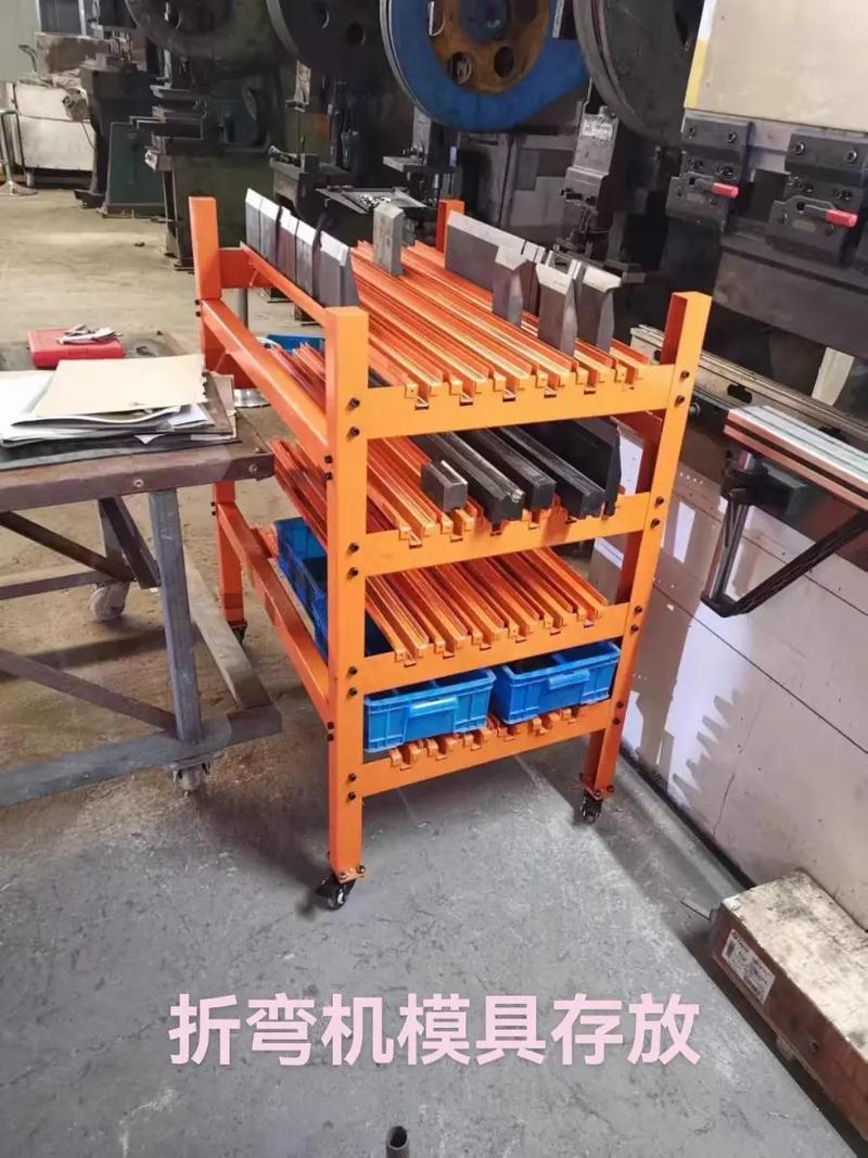 管材弯管模具整齐排列在工具架上
