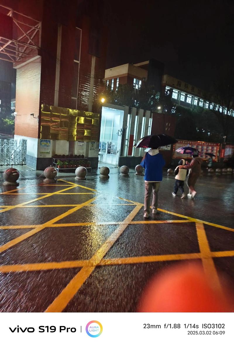 工业从业者加班后雨天接孩子放学场景