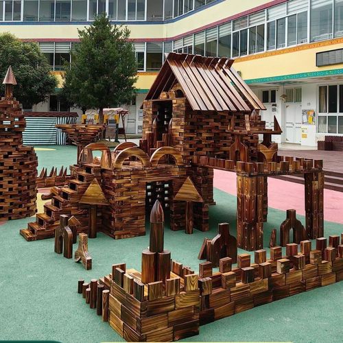 幼儿园安吉游戏户外原木积木搭建活动现场