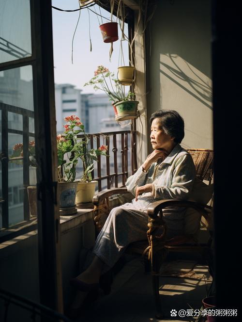 独居老人窗边独坐晒太阳场景