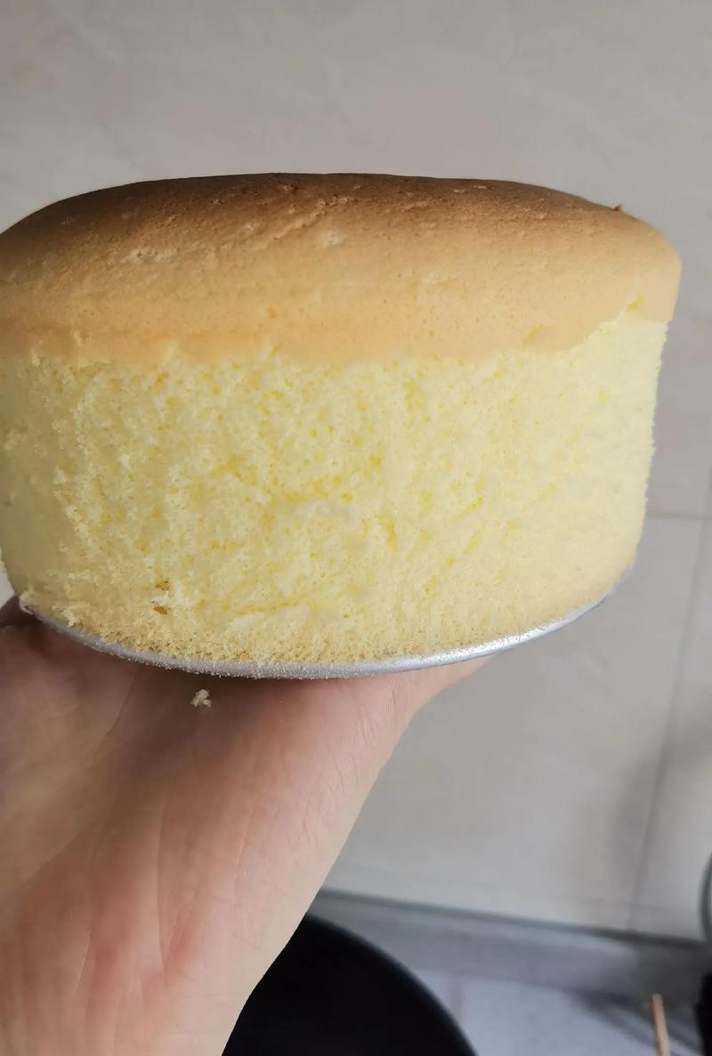 戚风蛋糕蛋白打发过度粗糙泡沫状特写