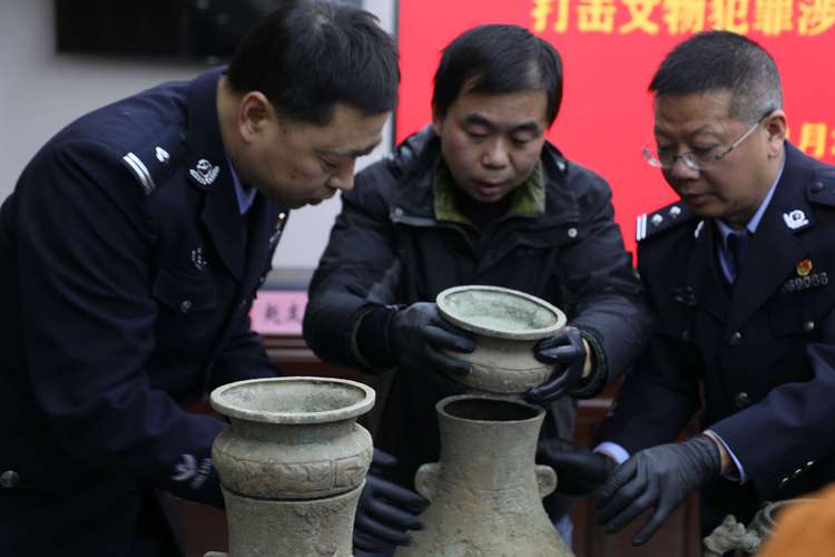 公民向文物部门上缴疑似文物现场