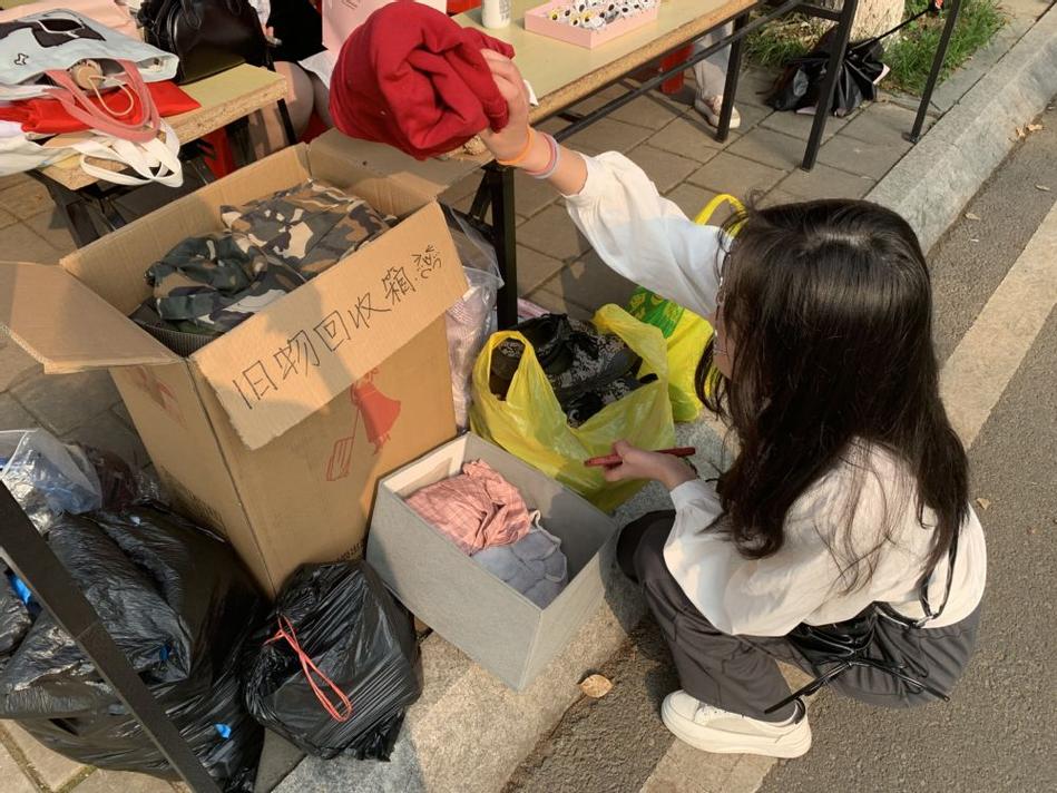 整理可回收物心情愉悦场景