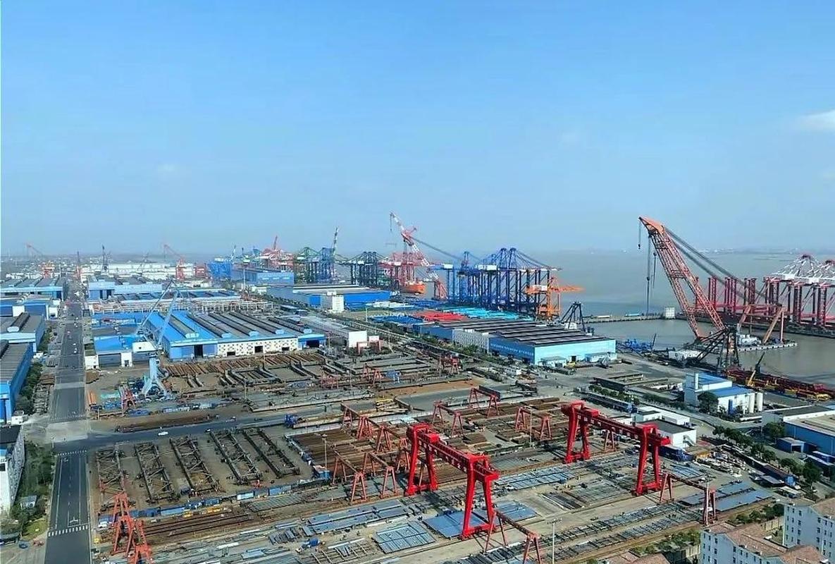 上海长兴岛造船厂区工人作业实景图