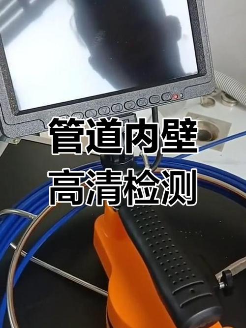 家庭服务专家使用内窥镜检查管道堵塞情况