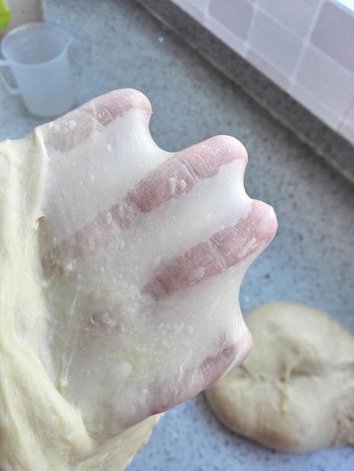 面包拉出光滑手套膜的特写