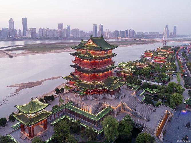 南昌滕王阁最高层俯瞰赣江景观