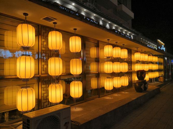 南京深秋街边零售店门口亮着的暖黄廊灯