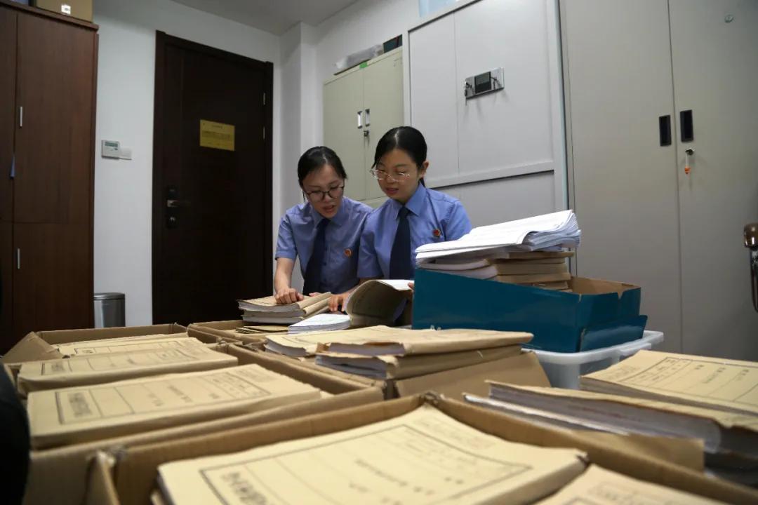检察官审查案卷 卷宗堆叠