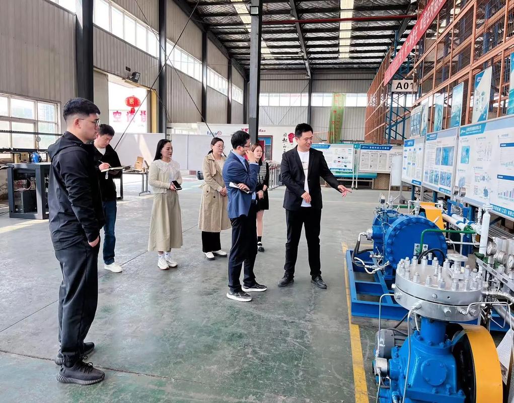 采购人员在空压机厂家车间考察,与技术人员交谈
