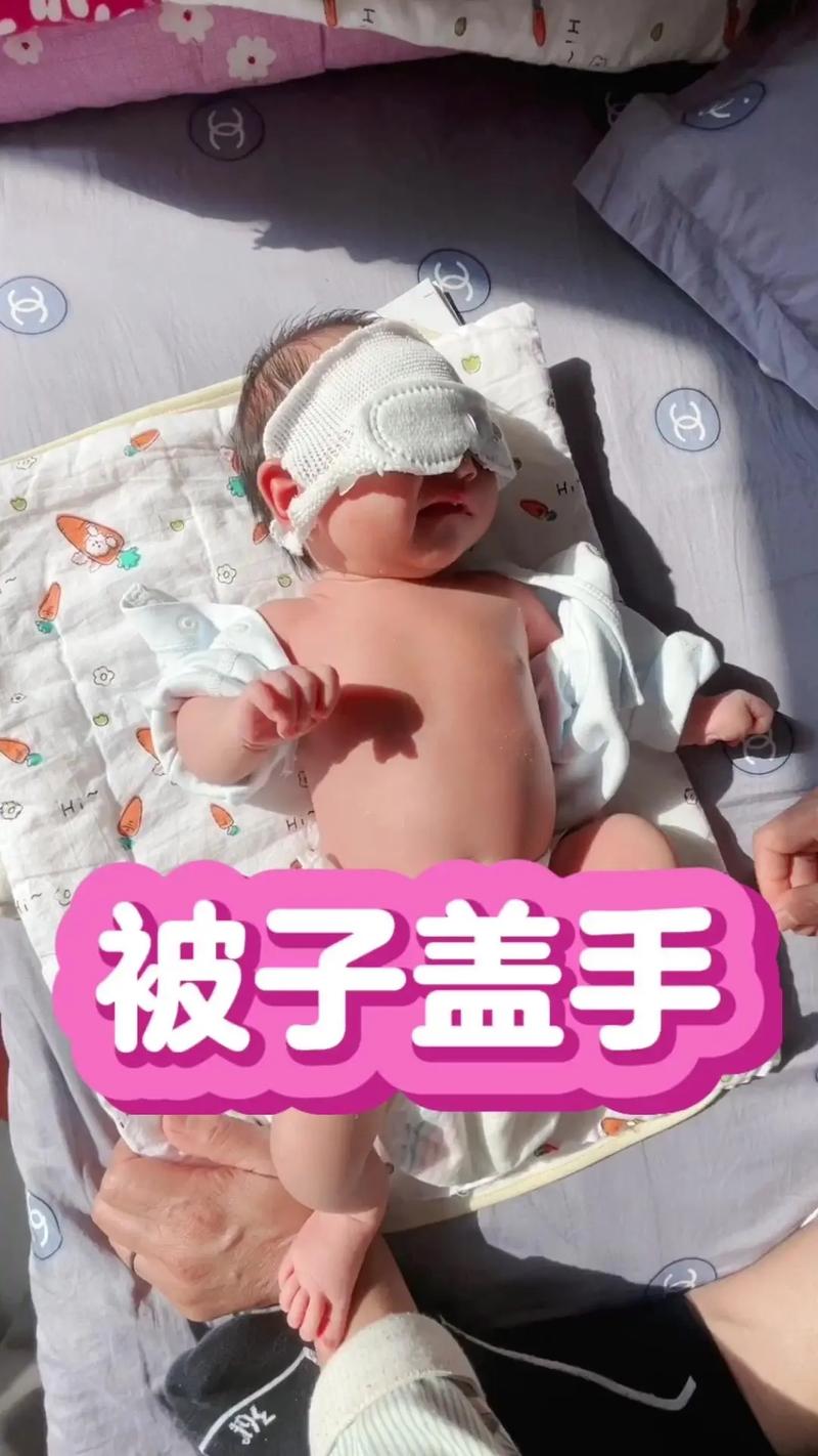 奶奶拿着边角磨起球的旧婴儿裹单给熟睡宝宝盖被子