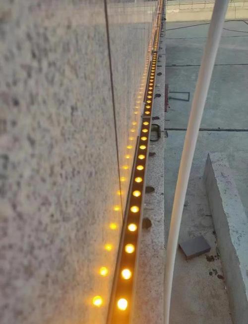 洗墙灯正确与错误安装方式效果对比图