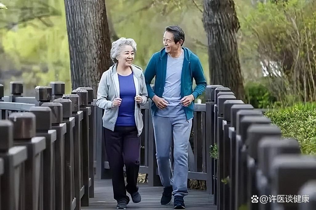 糖尿病患者餐后小区慢走实拍