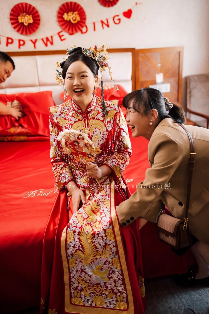 现代新娘穿着创意红色婚纱在户外婚礼大笑
