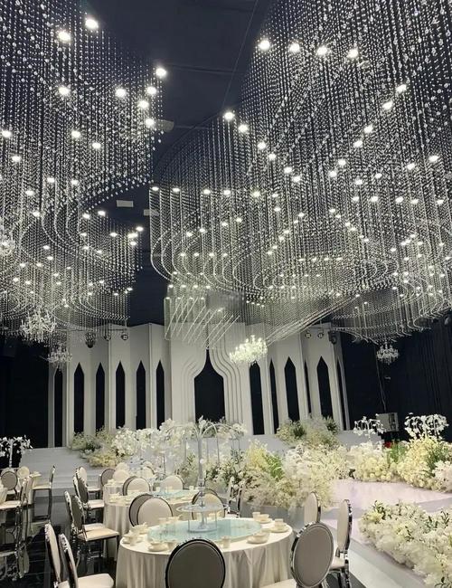 婚礼仪式区地面铺设镜面T台倒映水晶吊灯效果