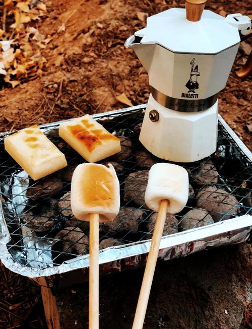 小孩在家用蜡烛烤棉花糖实拍图