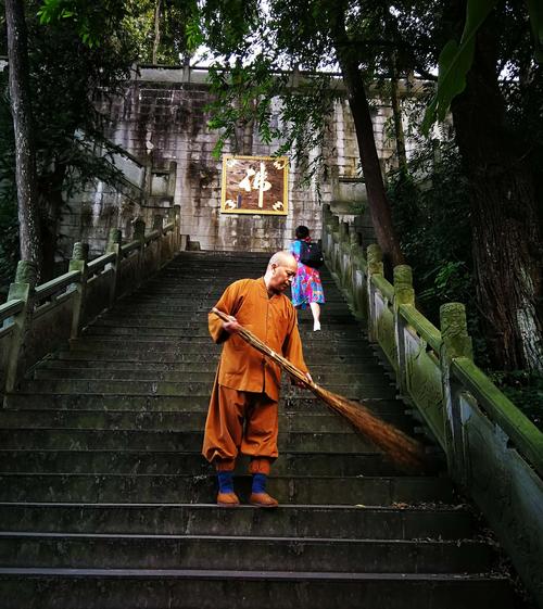九华山化城寺清晨石阶下的扫地僧人实景