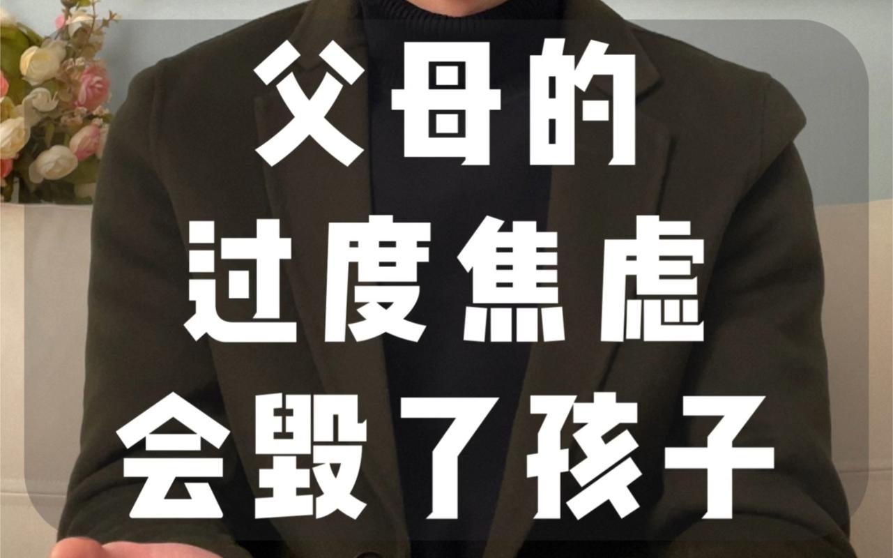 培训机构门口等待孩子上课的焦虑家长群