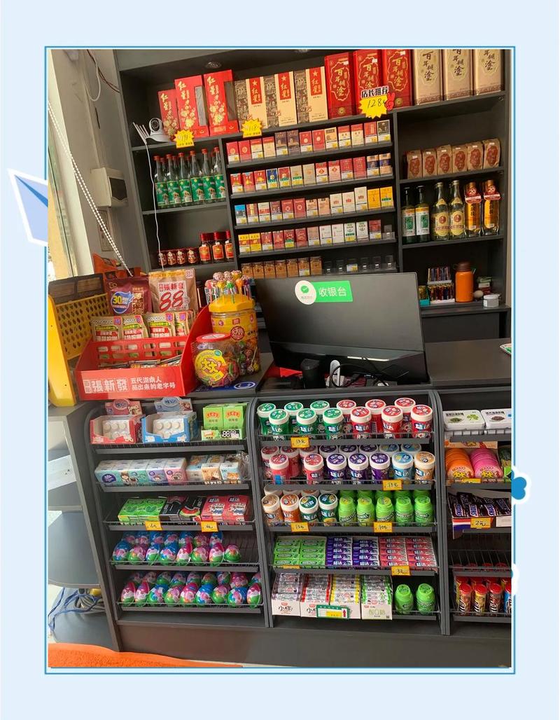 社区门口小卖部收银台商品陈列
