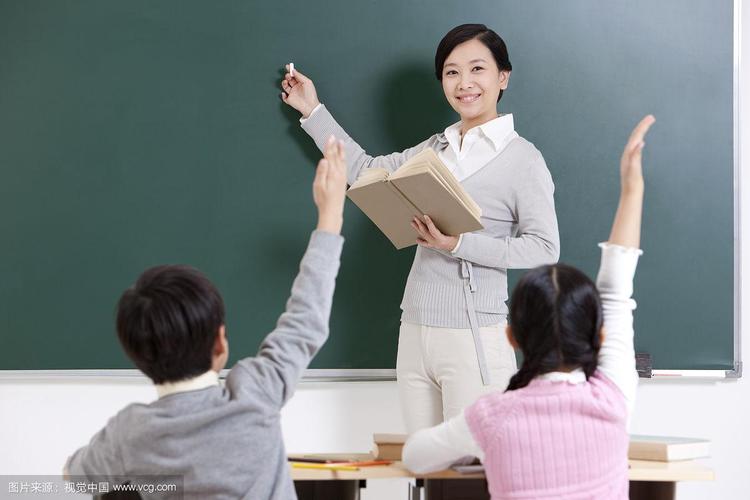课堂上小学生举手质疑老师讲解的场景