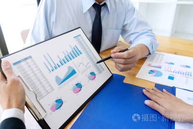商务人士在会议中清晰展示责任边界图表