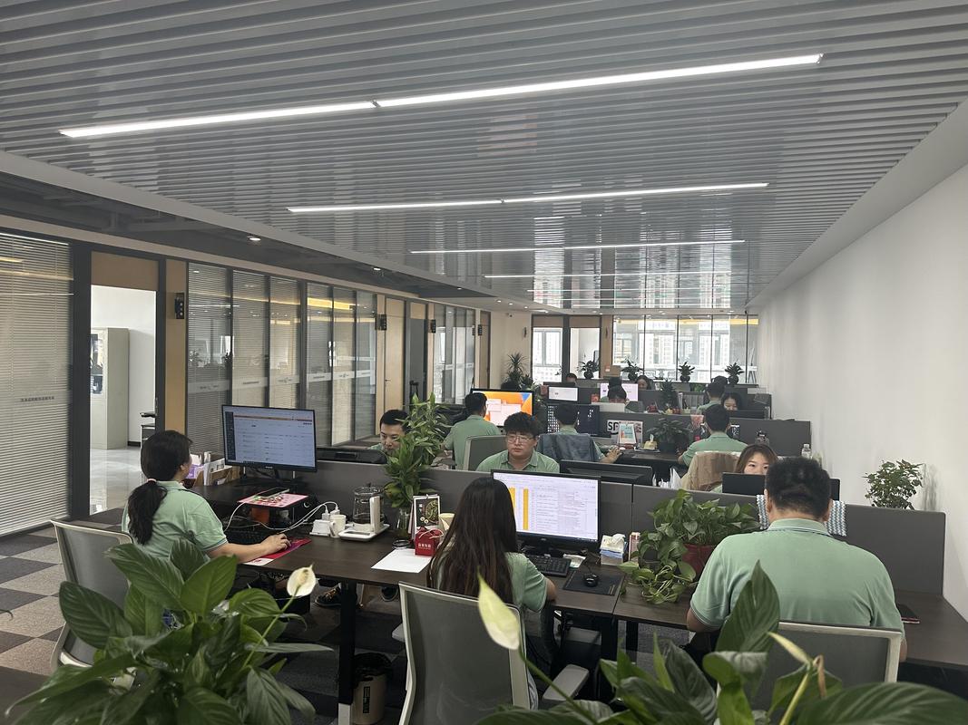 互联网公司开放式工位年轻员工沟通场景