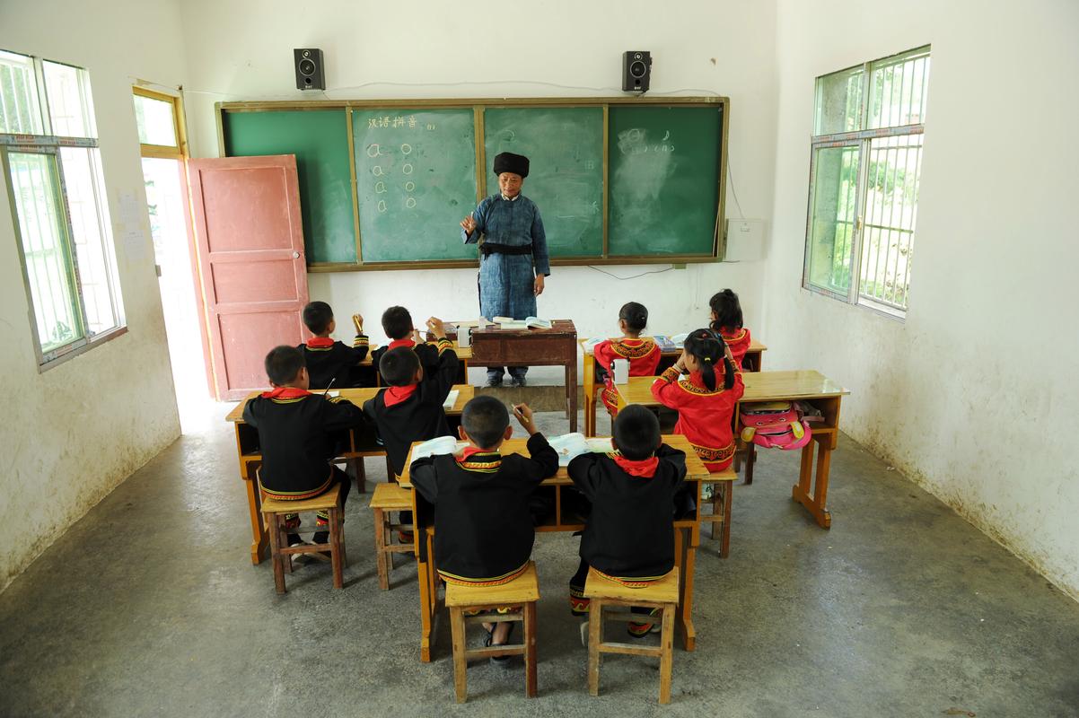 特岗教师在偏远的山村小学上课