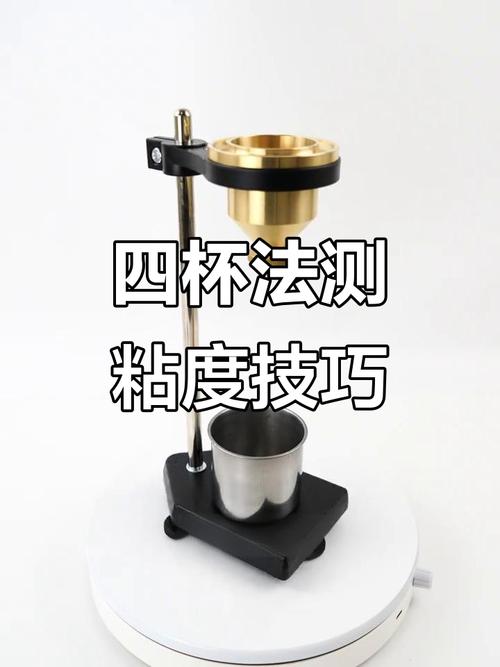 装修工人手持粘度杯测乳胶漆粘度实拍