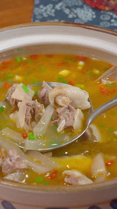 酸萝卜老鸭汤火锅特写 汤色奶白