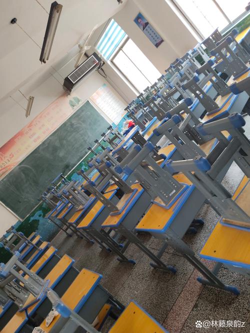 义务教育小学教室讲台上的半块沾墨白橡皮
