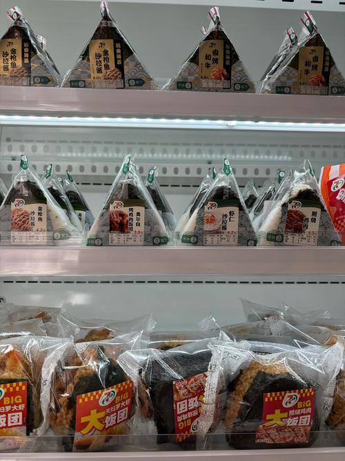 泰国7-11便利店货架辣味猪肉饭团