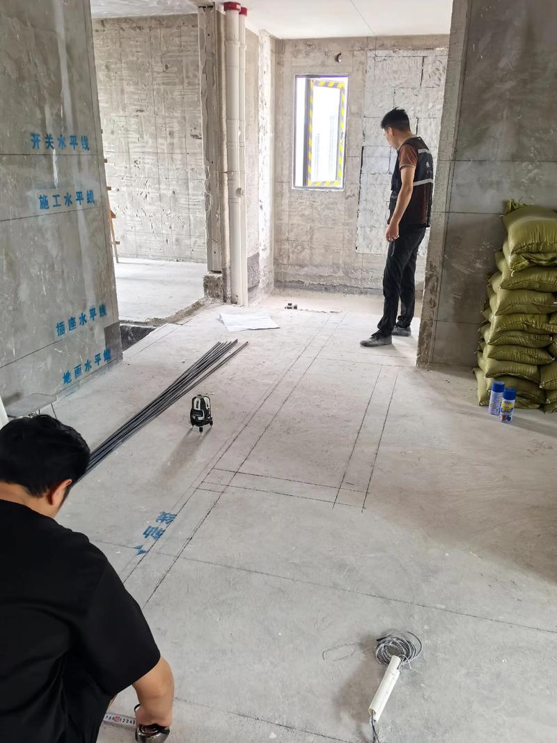 装修工人在砌筑墙体放线施工