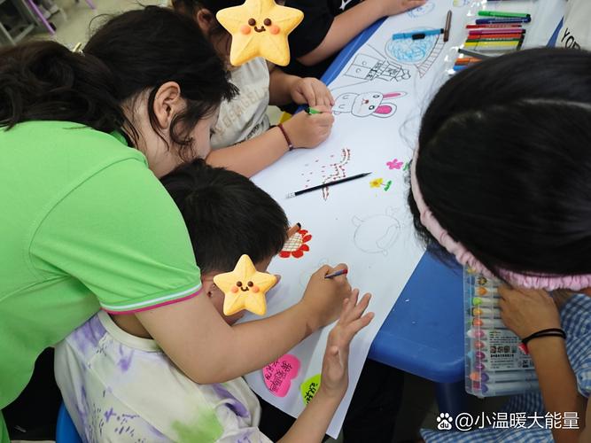 幼儿和妈妈一起玩彩色黏土手工，桌上散落着工具