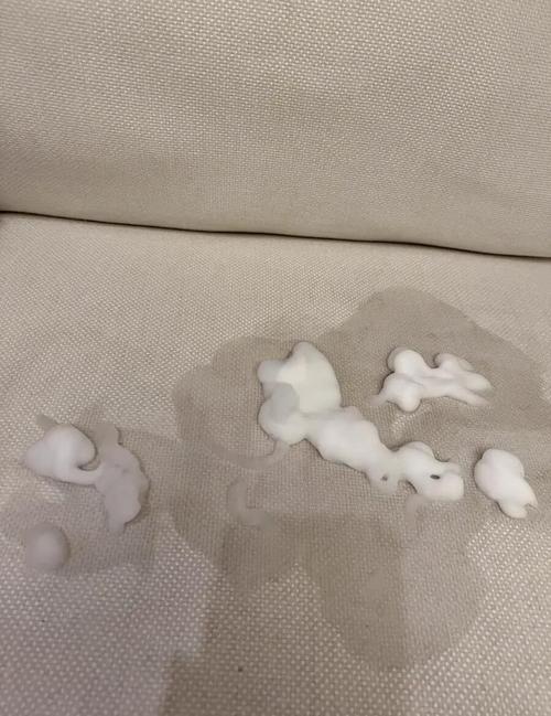 干毛巾按压布艺沙发扶手上的可乐渍吸液