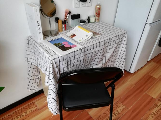 铺亚麻桌布的出租屋旧铁皮书桌实拍
