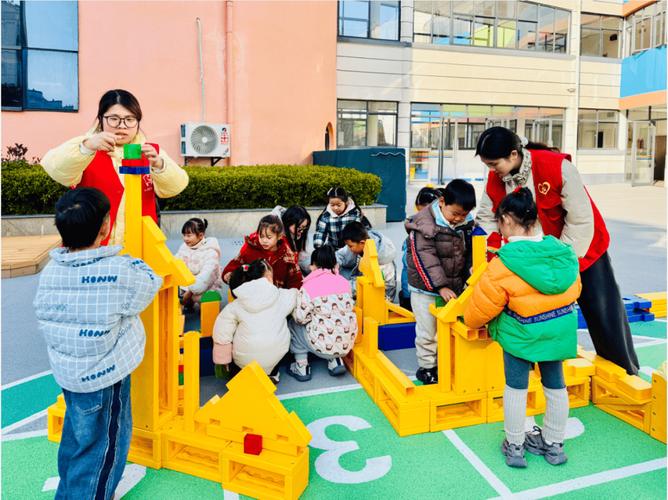 6月龄宝宝抓握大块安全积木玩耍图