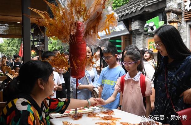 小朋友蹲在老巷口糖画摊前看师傅转转盘