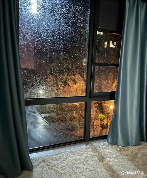 傍晚客厅落地窗外飘雨街景