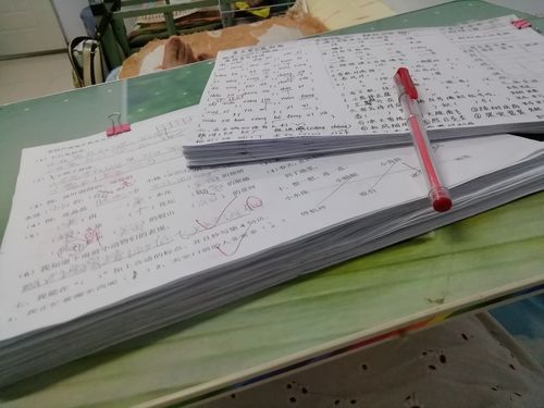 高三学生书桌前摊开的写满红笔标记的模考卷