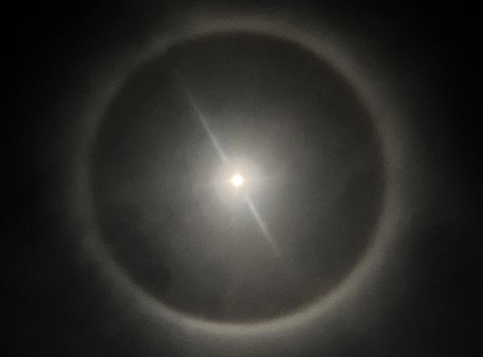 月晕:那个夜晚,月亮周围的神秘光圈让我站了半小时-因为所以