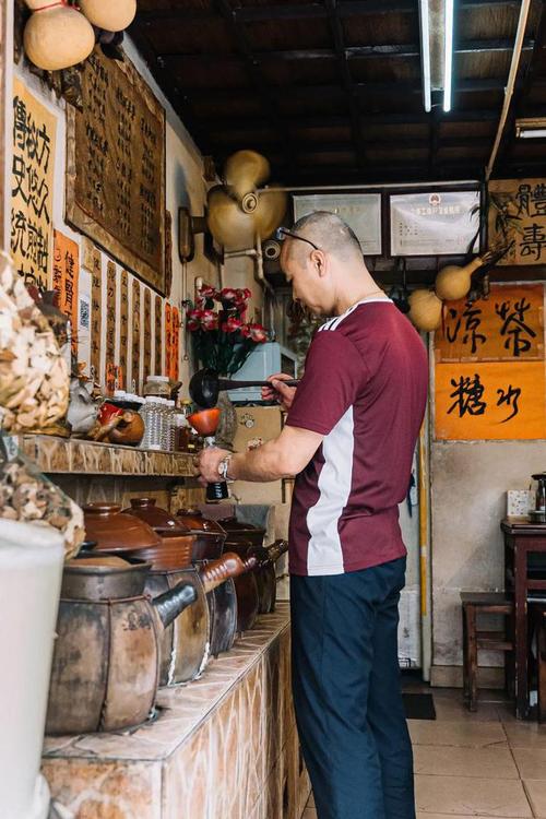 广州恩宁路老凉茶铺煤炉熬制凉茶场景